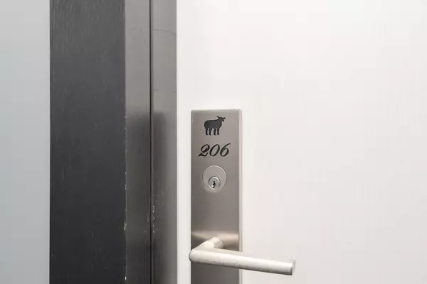 Toronto C01, ON M5V 0M8,39 Brant ST #206