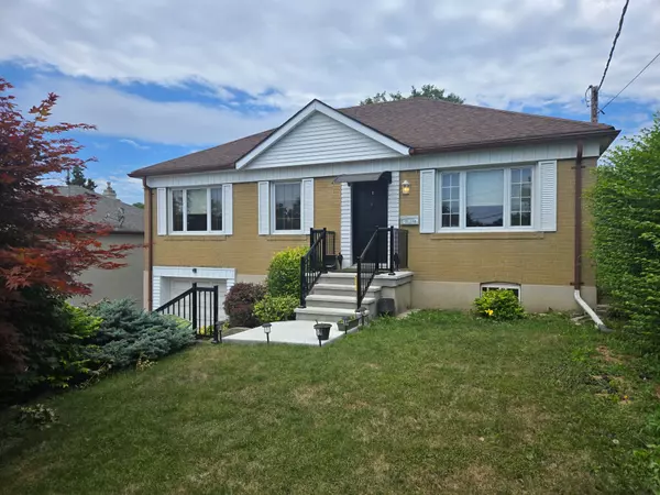 12 Hawkins DR, Toronto W04, ON M6M 2W6