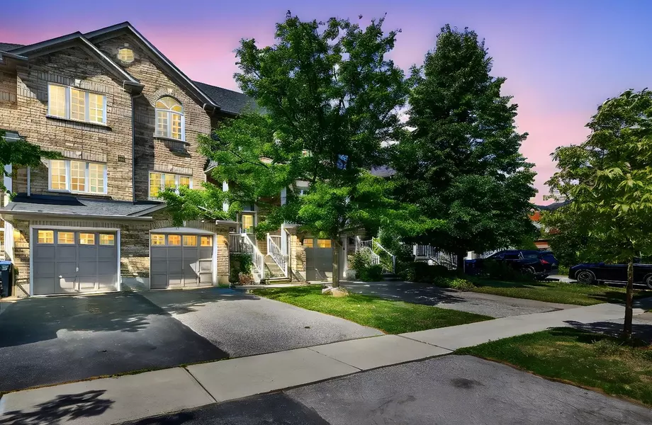 5208 Thornwood DR, Mississauga, ON L4Z 4J9