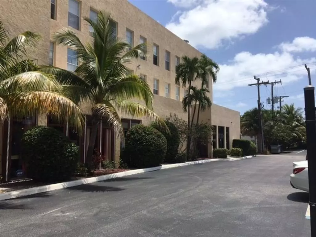 West Palm Beach, FL 33405,2716 S Dixie Hwy #205