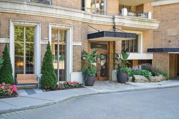 Toronto C04, ON M4N 3R8,3600 Yonge ST #935