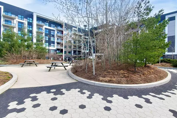Oakville, ON L6H 0X3,128 Grovewood Common #320