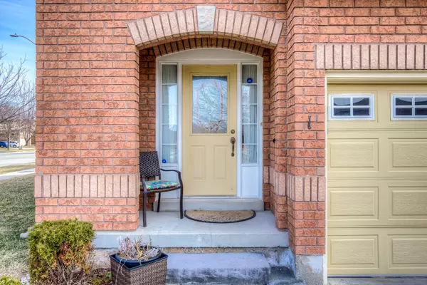 Oakville, ON L6M 4M6,1489 Heritage WAY #1