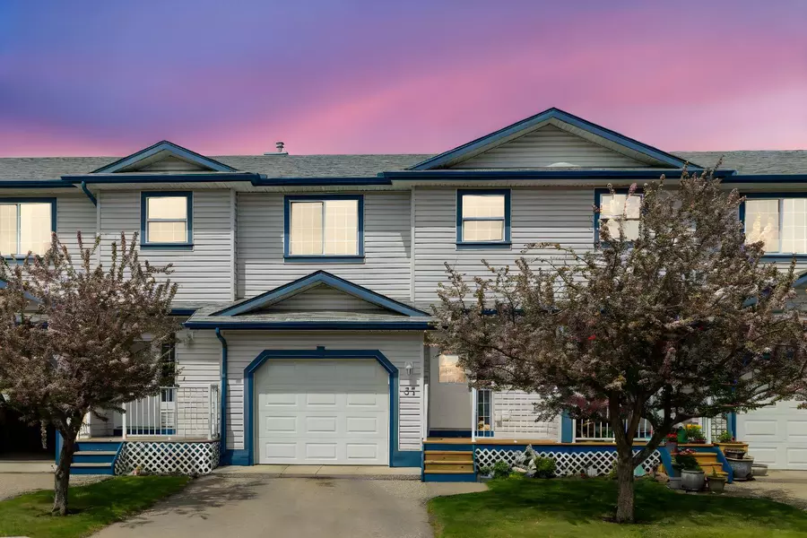 33 Stonegate DR Northwest #31, Airdrie, AB T4B 2V9