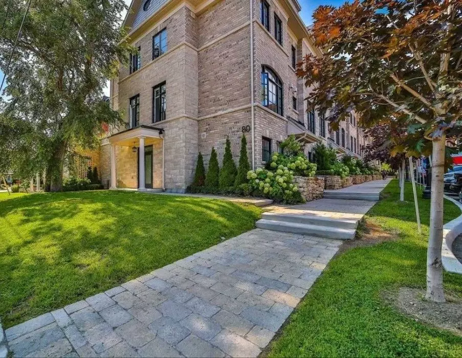 Toronto W06, ON M8W 1S1,80 Daisy AVE #23