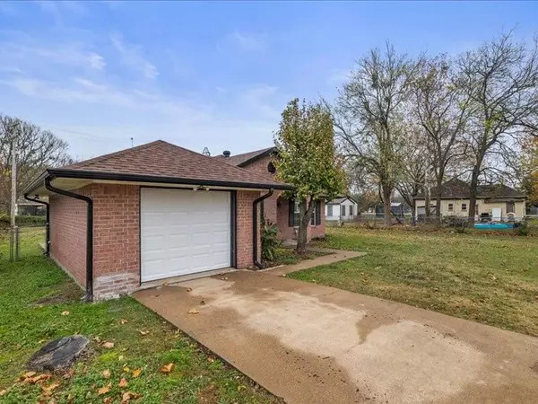 Leonard, TX 75452,104 S Poplar Street