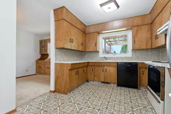 Red Deer, AB T4R 1E8,16 Arb Close