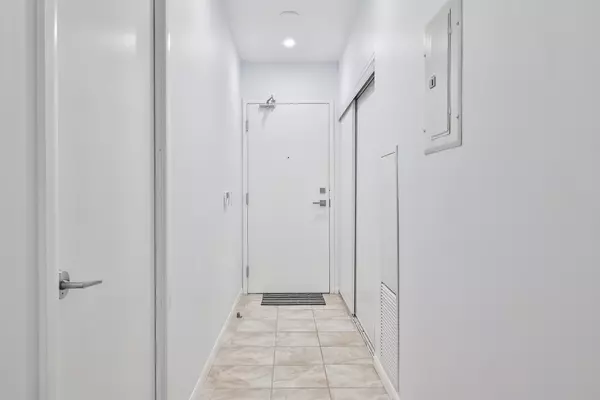 Toronto C01, ON M5S 1Z6,832 Bay ST #215