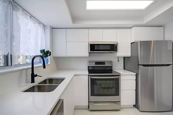 Toronto C01, ON M5G 2J9,717 Bay ST #1011