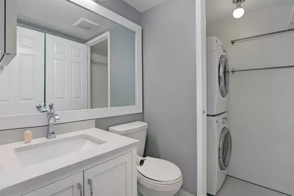 Toronto C01, ON M5G 2J9,717 Bay ST #1011