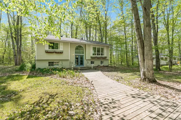Tiny, ON L9M 0M6,104 Silver Birch DR