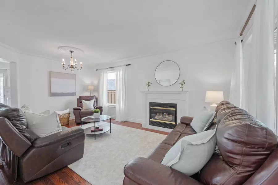1132 Gossamer DR, Pickering, ON L1X 2T7