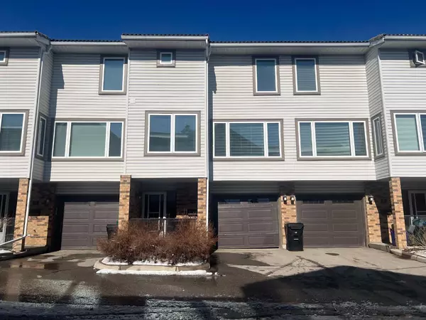 93 Coachway GDNS SW, Calgary, AB T3H 2V9