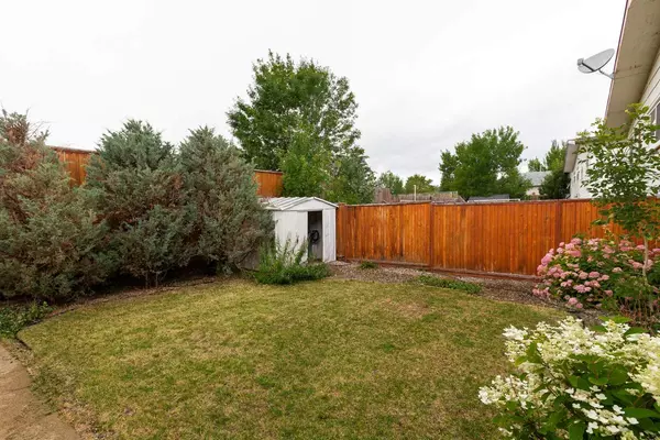 Lethbridge, AB T1K 5H5,18 Cayuga CRES W