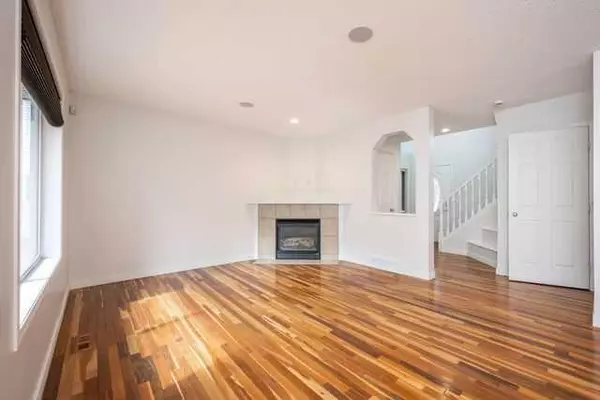 Calgary, AB T3K 5M1,370 Panamount DR NW