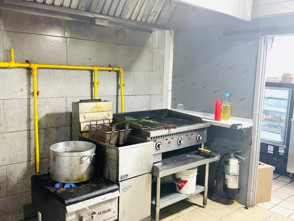 Oshawa, ON L1H 3E2,433 Simcoe ST #3