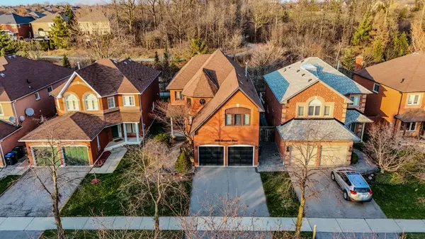 6839 Gracefield DR, Mississauga, ON L5N 6T6