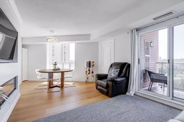 Toronto W04, ON M9N 3Z9,2088 Lawrence AVE W #1002