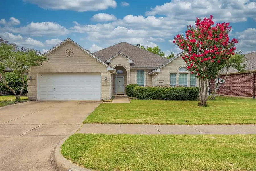 2972 Hideaway Drive, Grand Prairie, TX 75052