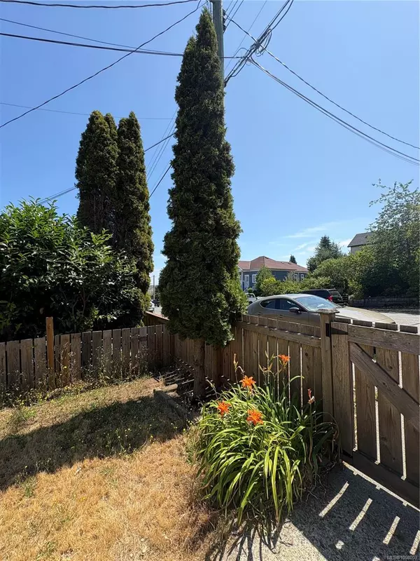 Nanaimo, BC V9R 2L5,632 Milton St