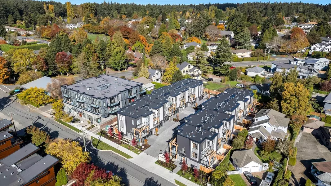 2590 Penrhyn St #13, Saanich, BC V8N 1G3