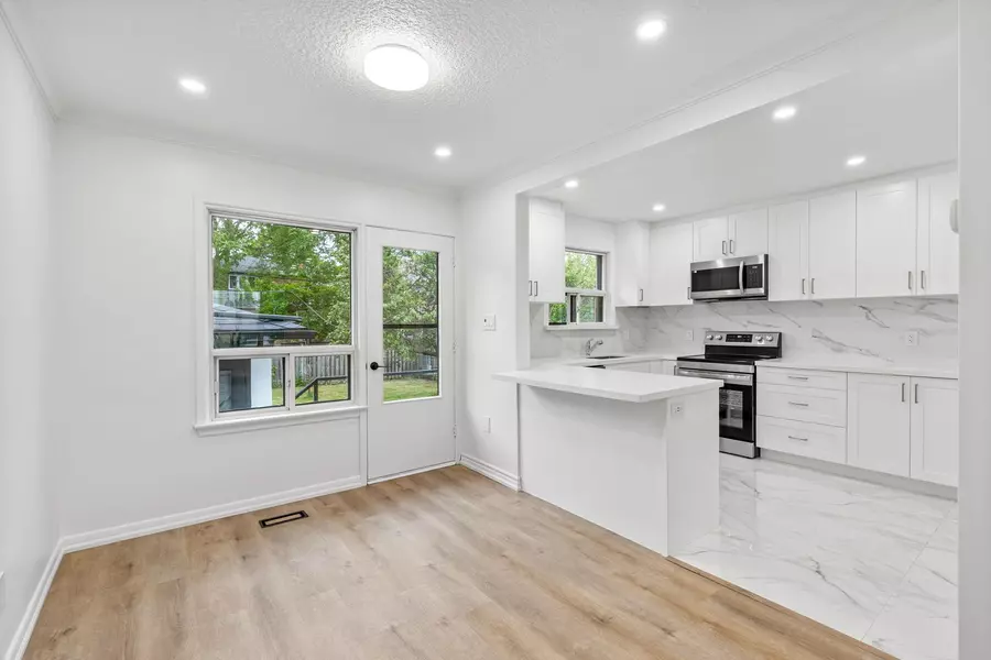 53 Lawnside DR, Toronto W04, ON M6L 1Z4