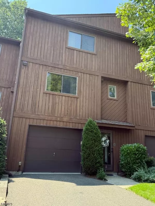 9 Regal Ct, Hawthorne Boro, NJ 07506