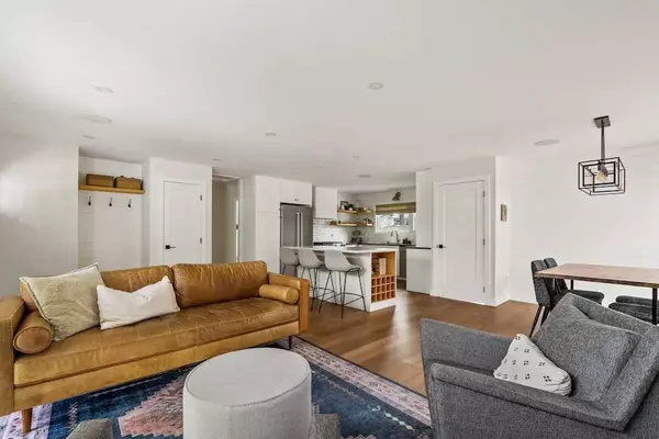 Calgary, AB T2V 3Z9,14 Oakview PL Southwest