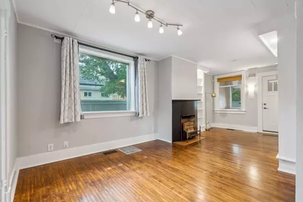 908 5 ST NW, Calgary, AB T2N 1R2