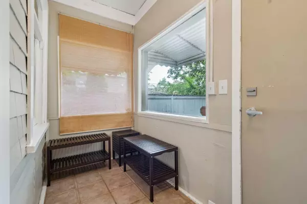 Calgary, AB T2N 1R2,908 5 ST NW