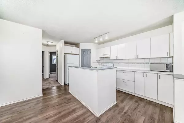 Calgary, AB T3J 4M7,202 Saddlemead GN NE