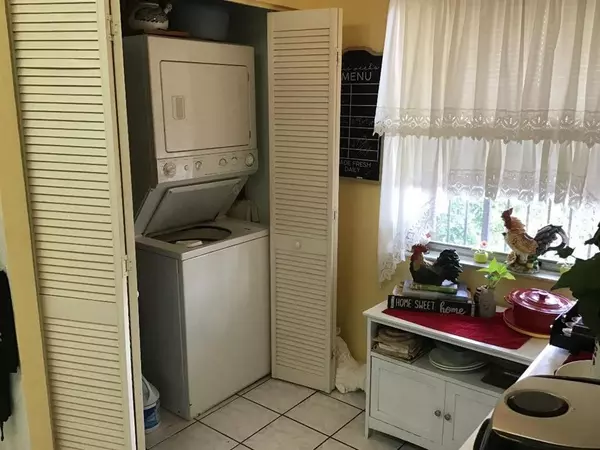 Margate, FL 33063,7320 Lake Circle Dr #407