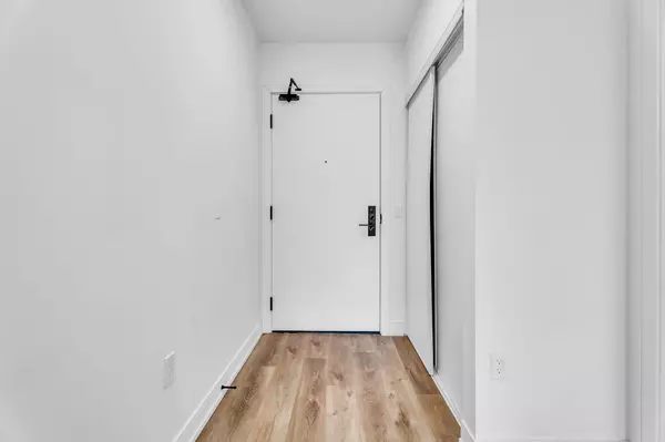 Hamilton, ON L8R 3J2,1 Jarvis ST #828