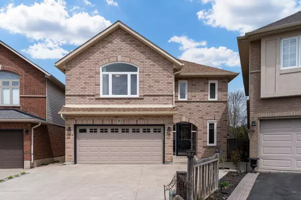 7 Magenta CT, Hamilton, ON L9B 2V9
