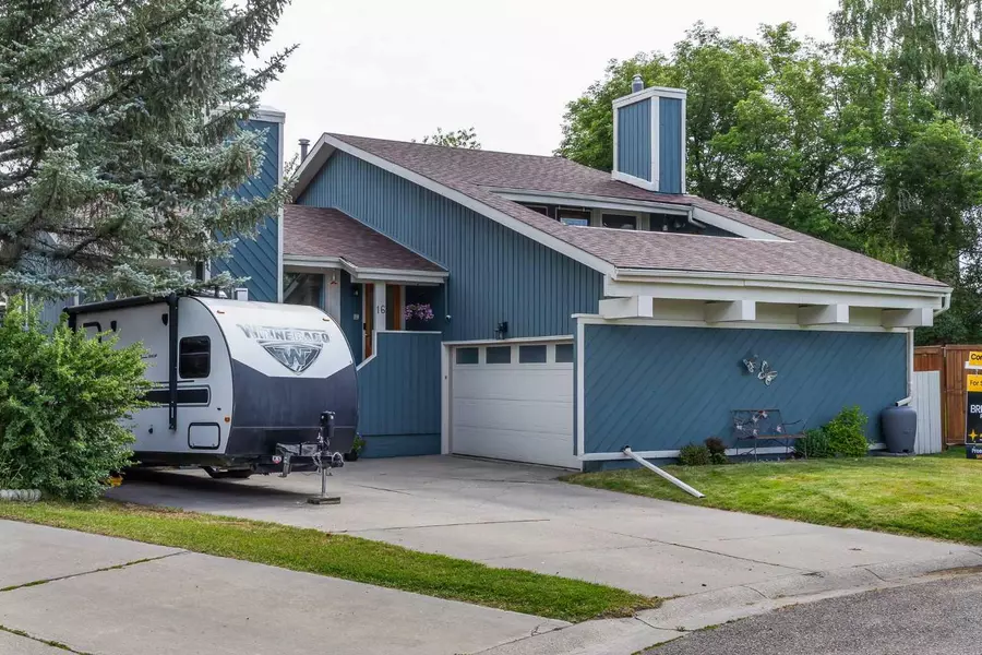 16 Deer Ridge CT Southeast, Calgary, AB T2J 5X9