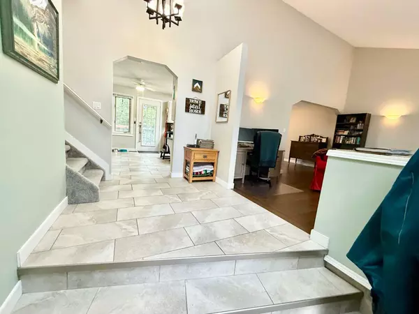 Hinton, AB T7V1L2,340 COLLINGE RD