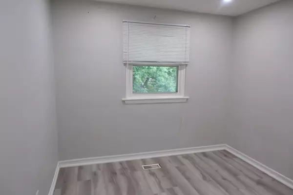 Newmarket, ON L3Y 2V7,124 Sheldon AVE #Upper