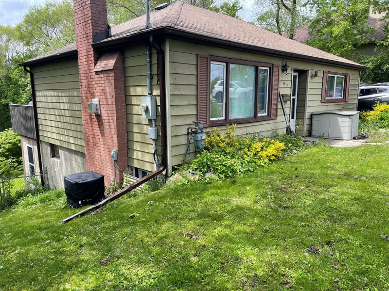 1914 Liverpool RD, Pickering, ON L1V 1W5