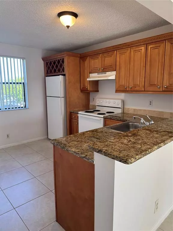 Coral Springs, FL 33067,5661 Riverside Dr #206