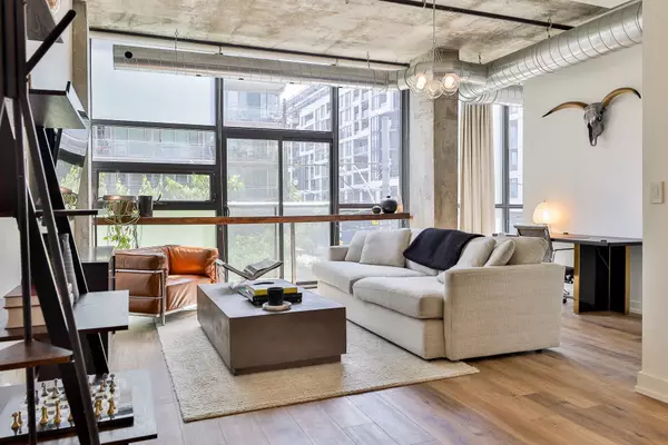 Toronto C01, ON M5V 2P4,60 Bathurst ST #211