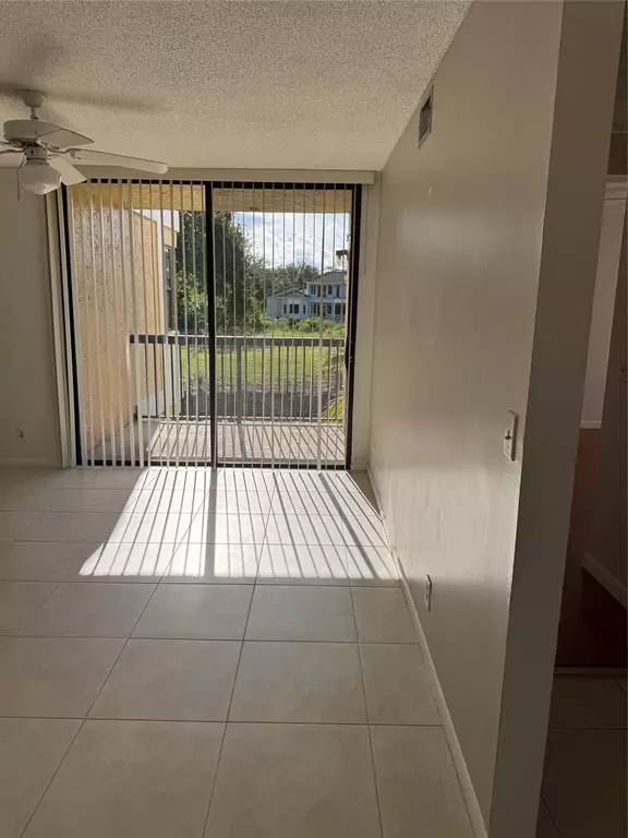 Coral Springs, FL 33067,5661 Riverside Dr #206