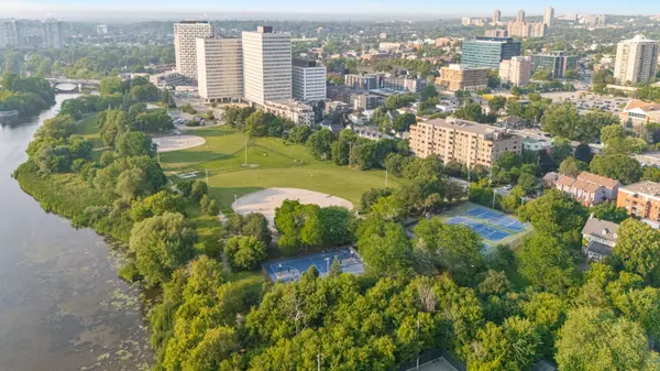 Vanier And Kingsview Park, ON K1L 6R2,10 MCARTHUR AVE #102