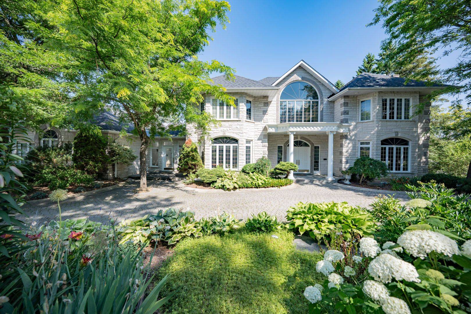 14 Alm CT, Aurora, ON L4G 6W7