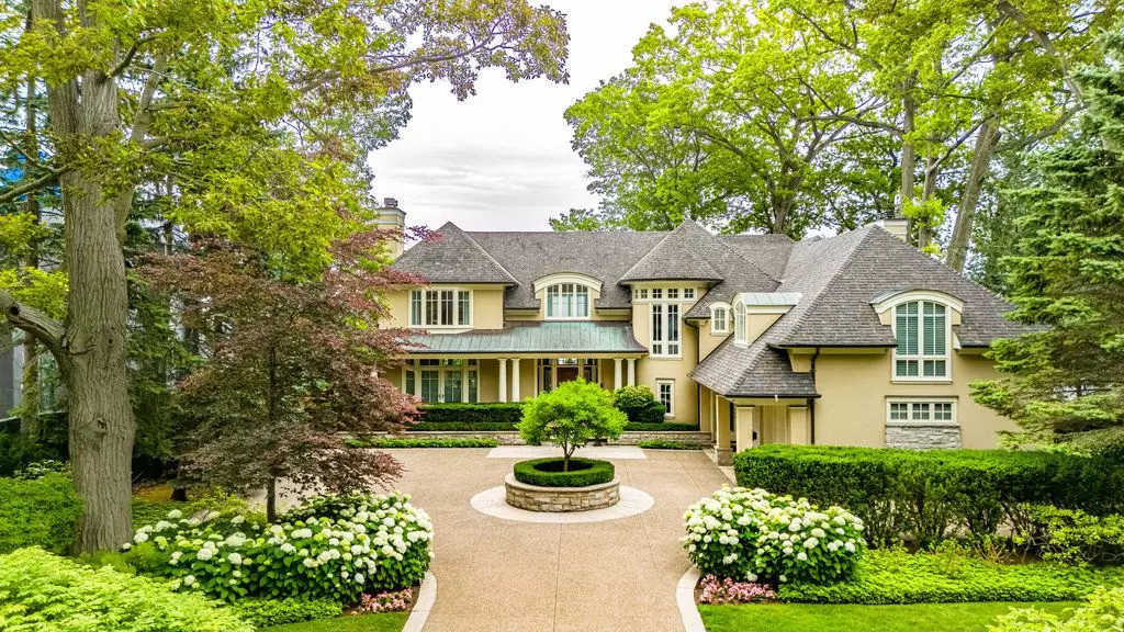 6 Ennisclare DR W, Oakville, ON L6J 4N2