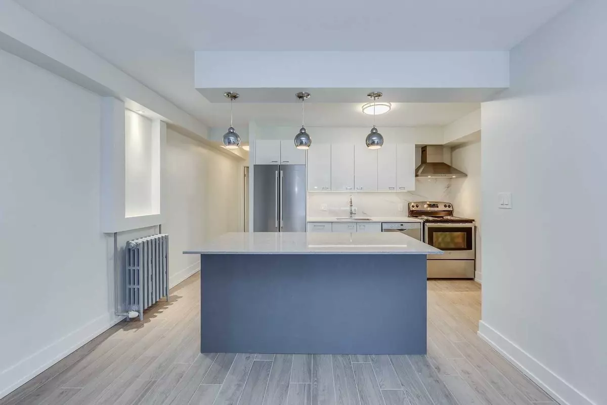 Toronto E03, ON M4K 2S4,1089 Broadview AVE #2