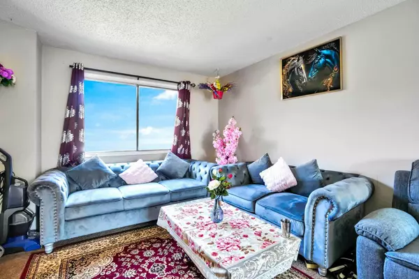 Calgary, AB T1Y 4N5,40 Pinecliff Close NE
