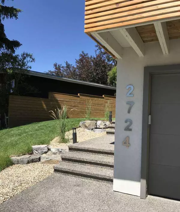 Calgary, AB T2L 1E1,2724 Crawford RD NW