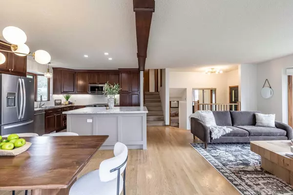 Medicine Hat, AB T1B 2R6,32 Ross Heights CT SE