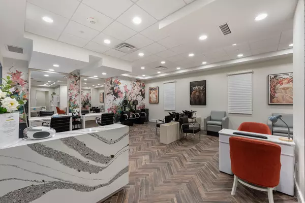 420 William Graham DR #221, Aurora, ON L4G 1X4