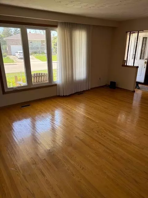 Hamilton, ON L8K 3Y8,30 Nardi CT